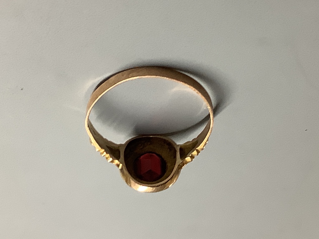 An early 20th century 9ct gold, garnet and seed pearl cluster ring, size O, gross 2 grams.